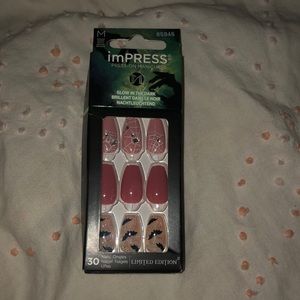 Impress Press on manicure glow-in-the-dark Halloween nails